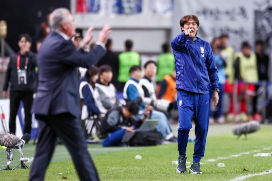 14일 서울 마포구 서울월드컵경기장에서 열린 한국과 파라과이 축구 대표팀의 친선경기. 홍명보 감독이 작전 지시를 내리고 있다. 뉴시스