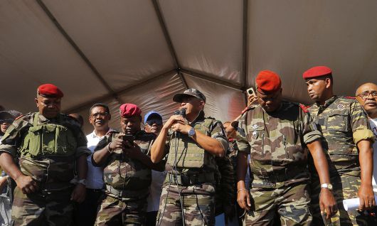 마다가스카르 육군 조직 캡사트의 마이클 랜드리아니리나 대령이 14일(현지시간) 시위대를 향해 연설하는 모습. 로이터연합뉴스