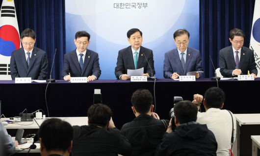 정부 출범 넉 달 만에 세 번째 대책 구윤철 부총리 겸 기획재정부 장관(가운데)이 15일 서울 종로구 정부서울청사에서 주택시장 안정화 대책 관계부처 합동브리핑을 하고 있다. 정부는 이날 서울 전역과 경기도 12개 지역을 규제지역 및 토지거래허가구역으로 지정하고 주택담보대출 규제를 강화하는 내용의 강력한 부동산 대책을 발표했다. 사진은 임광현 국세정창(왼쪽부터), 윤창렬 국무조정실장, 구 부총리, 김윤덕 국토교통부 장관, 이억원 금융위원장. 연합뉴스