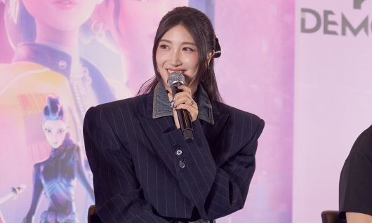 15일 서울 CGV용산아이파크몰에서 열린 ‘케이팝 데몬 헌터스’ 기자간담회에서 한국계 미국인 가수 겸 작곡가 이재(EJAE)가 취재진의 질문에 답하고 있다. 넷플릭스 제공