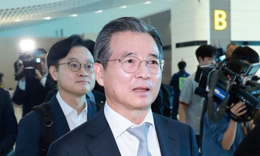 김용범 대통령실 정책실장(오른쪽)과 김정관 산업통상자원부 장관이 16일 한·미 관세협상 후속 논의를 위해 인천국제공항 제2여객터미널을 통해 미국 워싱턴으로 출국하고 있다. 인천공항=연합뉴스