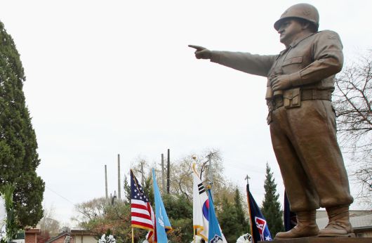 6·25 전쟁 당시 낙동강 방어선을 사수한 미 육군 월턴 워커 장군(사후 대장 추서)의 동상. 높이가 3m에 이르는 이 동상은 2010년 서울 용산 미군 기지에 세워졌다가 2018년 용산 기지가 경기 평택 캠프 험프리스로 이전하며 함께 옮겨 갔다. 세계일보 자료사진