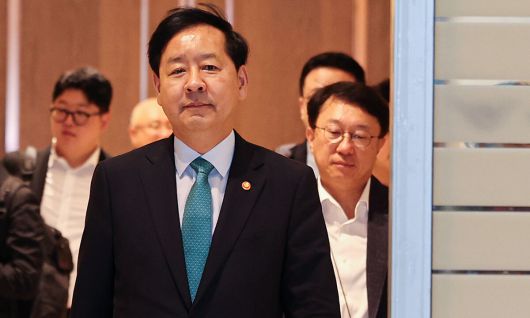 구윤철 부총리 겸 기획재정부 장관이 15일 오전 인천국제공항 제2터미널을 통해 미국으로 출국하고 있다. 뉴스1