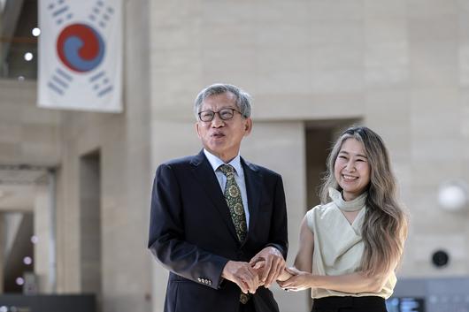 유홍준 국립중앙박물관장(왼쪽)과 넷플릭스 영화 ‘케이팝 데몬 헌터스’의 메기 강 감독. 뉴시스