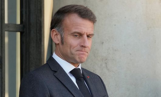 에마뉘엘 마크롱 프랑스 대통령이 17일(현지시간) 엘리제궁 앞에서 우르줄라 폰데어라이엔 유럽연합(EU) 집행위원장 방문을 기다리는 도중 착잡한 표정을 짓고 있다. 이날 국제 신용 평가사 S&P는 프랑스 국가 신용 등급을 기존 AA-에서 A+로 한 단계 낮췄다. AP연합뉴스