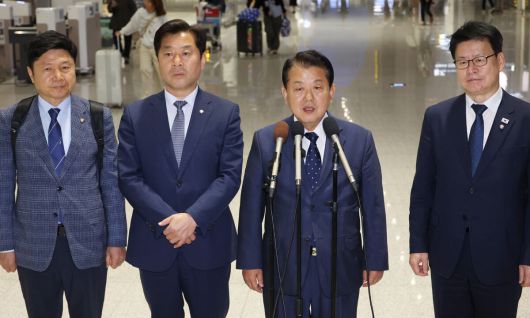 더불어민주당 김병주 최고위원(오른쪽 두번째)을 단장으로 한 재외국민 안전대책단이 한국인 납치, 구금 사태에 대응하기 위해 지난 15일 인천국제공항을 통해 캄보디아로 출국하기에 앞서 발언을 하고 있다. 연합뉴스