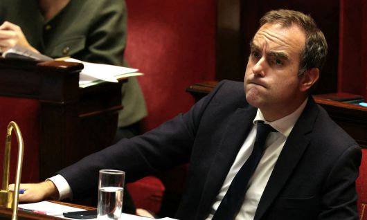 지난 14일(현지시간) 세바스티앙 르코르뉘 프랑스 총리가 여소야대의 하원 본회의장에 출석해 정부를 비판하는 의원들의 발언을 들으며 심각한 표정을 짓고 있다. 이틀 뒤인 16일 하원은 르코르뉘를 상대로 불신임 투표를 실시했으나 가까스로 부결됐다. AFP연합뉴스