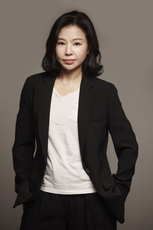 한·일수교 60주년을 맞아 한·일 연극인들이 손잡고 일본영화 거장 이마무라 쇼헤이의 칸 황금종려상 수상작 ‘나라야마 부시코’를 대학로 무대에 올린다. 사진은 협력연출을 맡은 김태희 스테이지아이 대표. 스테이지아이 제공