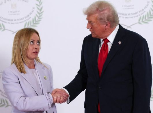 지난 13일(현지시간) 이집트에서 열린 가자 지구 평화 협정 체결식에 참석한 조르자 멜로니 이탈리아 총리(왼쪽)가 협정 체결을 주도한 도널드 트럼프 미국 대통령과 악수하고 있다. 게티이미지