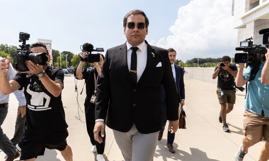 조지 산토스 전 미국 공화당 하원의원이 2024년 8월 사기, 개인 정보 도용 등 혐의 재판을 받기 위해 법원에 출석하고 있다. 산토스는 징역 7년형이 확정돼 복역하다가 최근 도널드 트럼프 대통령의 사면 조치로 풀려났다. AP연합뉴스