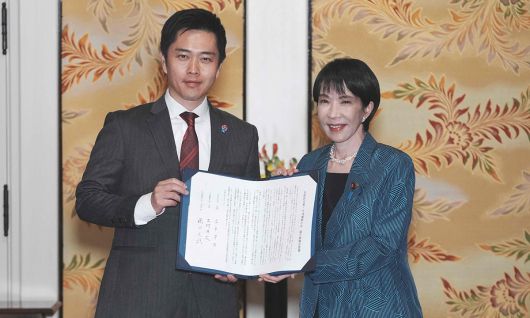 자민·유신회, 연립정부 합의 다카이치 사나에 일본 자민당 총재(오른쪽)와 요시무라 히로후미 유신회 대표가 20일 도쿄 국회의사당에서 연립정부를 수립하기로 합의한 뒤 합의서를 들어 보이고 있다.   도쿄=AFP연합뉴스