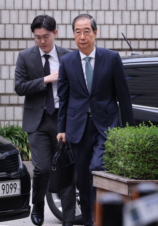 내란 우두머리 방조 혐의를 받는 한덕수 전 국무총리가 20일 서울 서초구 서울중앙지방법원에서 열린 내란 우두머리 방조 및 위증 등 혐의 관련 공판에 출석하고 있다. 남정탁 기자