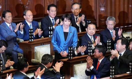 우여곡절 끝 취임 자민당 다카이치 사나에 총재(가운데)가 21일 일본 도쿄에서 열린 중의원 임시회의에서 새 총리로 선출된 뒤 의원들에게 인사하고 있다. 일본 헌정 사상 첫 여성 총리에 오른 그는 내부적으로는 ‘여소야대’ 속에 국정을 운영하고, 대외적으로는 한국, 중국 등과의 복잡한 동북아 정세에 대응해야 하는 과제를 안고 있다. 도쿄=AP연합뉴스