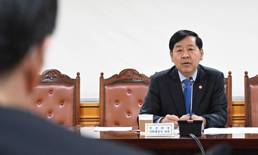 구윤철 부총리 겸 기획재정부 장관이 24일 서울 중구 은행연합회에서 시장상황점검회의를 주재하고 있다. 기획재정부 제공