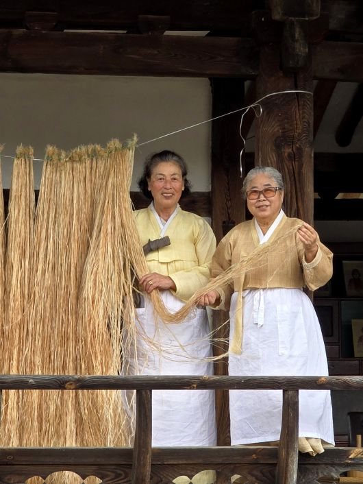 안동포 이수자 고갑연씨(왼쪽)와 임능부씨.