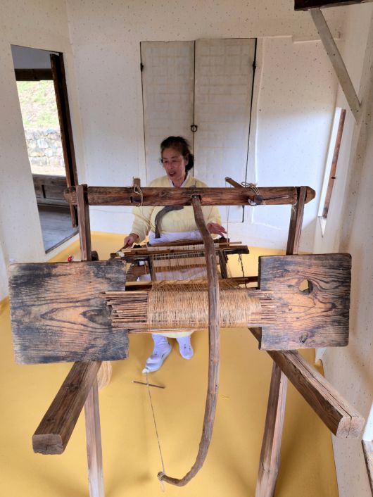 안동포를 짜는 고갑연씨.