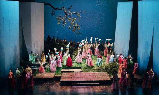 국립오페라단 신작 ‘화전가’의 피날레를 장식하는 화전놀이 장면. 1950년 4월, 전쟁이 터지기 두 달여 전 경북 내륙 한 반촌에서 여인들이 꽃을 보며 노래한다. 우리말이 노래가 되고 지나간 세월이 무대로 옮겨지면서 ‘K-오페라’가 탄생했다. 국립오페라단 제공