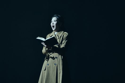 ‘화전가’의 극중 화자 역할을 맡은 세째딸 봉아 역의 소프라노 윤상아가 셰익스피어의 소네트를 낭독하며 과거를 회상하고 있다. 국립오페라단 제공