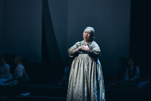 ‘화전가’에서 김씨역을 맡은 메조소프라노 이아경이 한국을 대표하는 메조소프라노답게 한 차원 깊은 울림의 노래를 선보이고 있다. 국립오페라단 제공