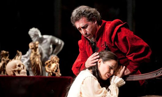 베르디 작품 해석에 탁월하다는 평가를 받는 이탈리아 성악가 알베르토 가잘레(오른쪽)가 오페라 ‘리골레토’의 주인공 리골레토를 연기하고 있다. 솔오페라단 제공