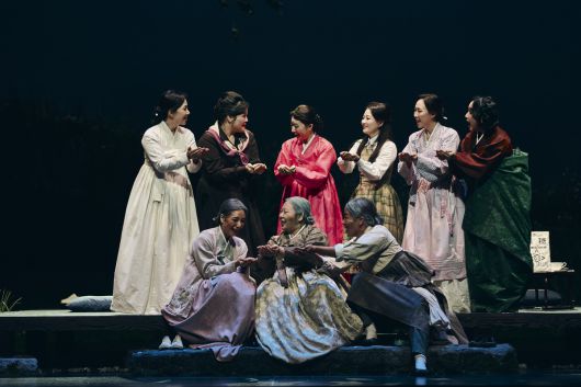 김씨의 환갑을 맞아 모인 아홉 명의 여인들이 둘째딸이 서울에서 가져 온 설탕을 맛보며 즐거워하고 있다. 국립오페라단 제공