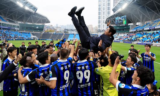 날아갈 듯한 기분 프로축구 인천 윤정환 감독이 26일 인천축구전용경기장에서 열린 K리그2 36라운드 경기에서 경남FC를 꺾고 우승을 확정해 K리그1 승격을 확정 지은 뒤 선수들로부터 헹가래를 받고 있다. 인천=뉴스1