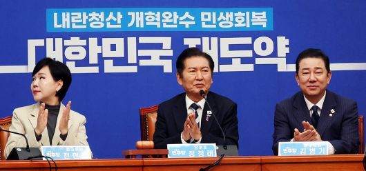코스피 4000 자축 더불어민주당 정청래 대표 등 당 지도부가 27일 서울 여의도 국회에서 열린 최고위원회의에서 코스피 지수가 장중 4000을 넘어서자 박수치고 있다. 왼쪽부터 전현희 최고위원, 정 대표, 김병기 원내대표. 허정호 선임기자