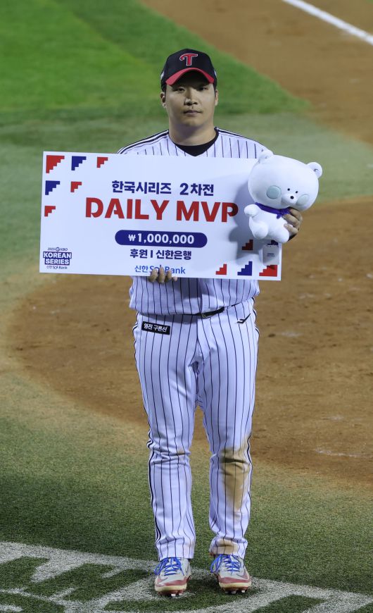 27일 서울 송파구 잠실야구장에서 열린 2025 KBO 한국시리즈 2차전 한화 이글스와 LG 트윈스의 경기, LG가 13-5로 승리한 가운데 데일리 MVP를 받은 LG 문보경이 기념촬영하고 있다. 뉴시스