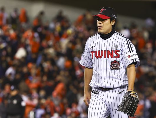 27일 서울 송파구 잠실야구장에서 열린 2025 KBO 한국시리즈 2차전 한화 이글스와 LG 트윈스의 경기, 4회초 2사 만루상황에서 무실점으로 마무리한 LG 세번째 투수 김진성이 덕아웃으로 들어가고 있다. 뉴시스