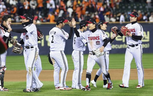 27일 서울 잠실야구장에서 열린 프로야구 2025 신한 SOL뱅크 KBO 포스트시즌 한국시리즈 2차전 한화 이글스와 LG 트윈스의 경기에서 LG 선수들이 13-5로 승리를 거둔 후 하이파이브를 하고 있다. 뉴스1