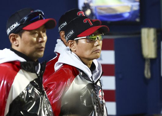 염경엽 LG 트윈스 감독이 27일 서울 송파구 잠실야구장에서 열린 2025 KBO 한국시리즈 2차전 한화 이글스와 LG 트윈스의 경기를 지켜보고 있다. 뉴시스