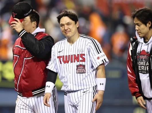 27일 서울 잠실야구장에서 열린 2025 프로야구 한국시리즈 한화 이글스 대 LG 트윈스 2차전. 13대 5 LG 승리로 경기가 끝난 후 박동원이 관중을 향해 인사를 하고 있다. 연합뉴스