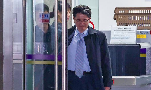 퇴근하는 오동운 공수처장 오동운 고위공직자범죄수사처 처장이 28일 경기 과천시 정부과천청사에서 퇴근하고 있다. 순직해병 특별검사팀은 공수처 소속 전 부장검사의 국회 위증 혐의 수사 지연 의혹과 관련해 오 처장을 31일 직무유기 혐의 피의자 신분으로 소환해 조사할 예정이다. 과천=뉴스1