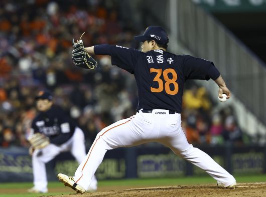 27일 오후 서울 송파구 잠실야구장에서 열린 2025 KBO 한국시리즈 2차전 한화 이글스와 LG 트윈스의 경기, 4회말 한화 두번째 투수 김종수가 공을 던지고 있다. 뉴시스