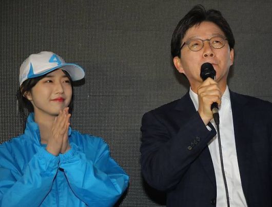 2017년 4월 유승민 당시 대선후보(오른쪽)가 서울 홍익대입구에서 딸 유담씨와 유세를 하고 있다. 연합뉴스