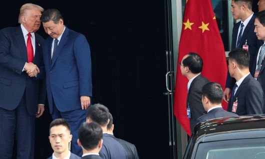 회담 마친 뒤 귓속말 30일 부산 강서구 김해국제공항 내 나래마루에서 열린 미·중 정상회담 종료 뒤 도널드 트럼프 미국 대통령(왼쪽)이 회담장을 나오며 시진핑 중국 국가주석에게 귓속말을 하고 있다. 부산=로이터연합뉴스