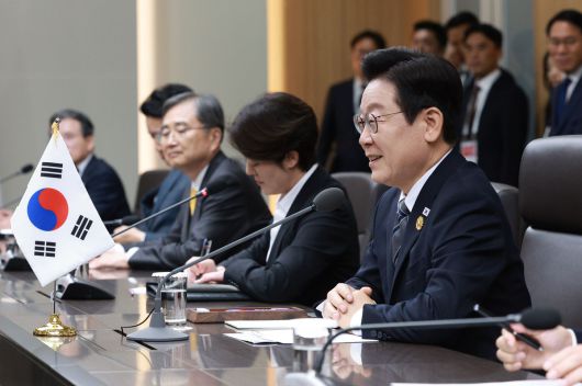 이재명 대통령이 30일 경북 경주 APEC 정상회의장에서 열린 다카이치 사나에 일본 총리와 한일 정상회담에서 발언하고 있다. 뉴시스