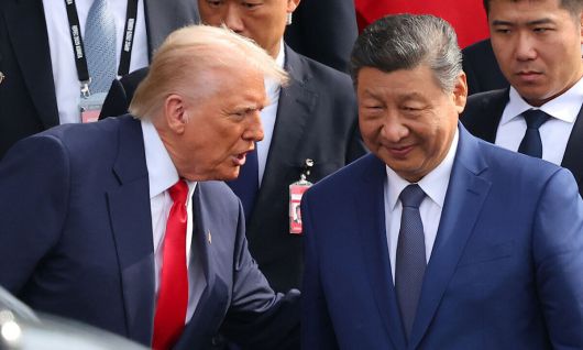 도널드 트럼프 미국 대통령과 시진핑 중국 국가주석이 30일 부산 김해공군기지 의전실 나래마루에서 미중 정상회담을 마친 뒤 회담장을 나서며 대화하고 있다. 연합뉴스