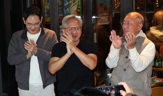 젠슨 황 엔비디아 최고경영자가 30일 서울 강남구 깐부치킨 삼성점에서 이재용 삼성전자 회장, 정의선 현대차그룹 회장과 함께 '치맥' 회동 후 기념촬영을 하고 있다. 뉴스1