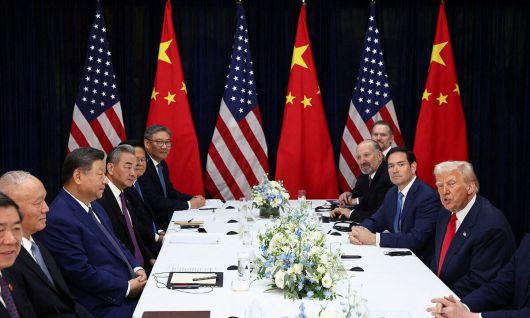 도널드 트럼프 미국 대통령(오른쪽)과 시진핑 중국 국가주석이 30일 부산 김해공군기지 나래마루에서 회담하고 있다. 로이터연합뉴스