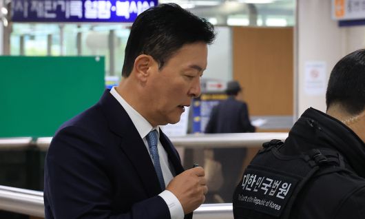 김성훈 전 대통령 경호처 차장이 31일 서초구 서울중앙지법에서 열린 윤석열 전 대통령의 특수공무 집행방해 등 혐의 재판에 증인으로 출석하고 있다. 연합뉴스