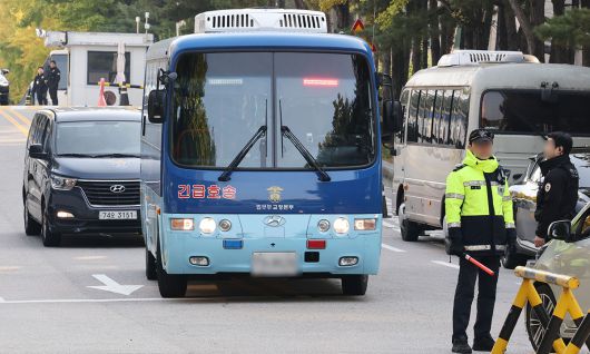 윤석열 전 대통령이 탑승한 호송차량이 지난 30일 서울 서초동 서울중앙지방법원에 도착하고 있다. 뉴스1