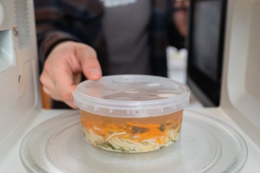 음식이 든 용기의 뚜껑을 완전히 닫은 채로 전자레인지에 가열하면 위험하다. 게티이미지뱅크