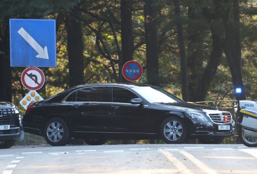 시진핑 중국 국가주석과 다카이치 사나에 일본 총리가 31일 오후 한국에서 중일 정상회담을 개최했다. 이날 다카이치 총리가 탄 것으로 추정되는 차량이 경주 시내 한 호텔 방향으로 향하고 있다. 연합
