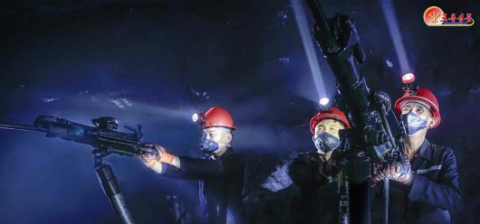 북한 노동당 기관지 노동신문은 28일 "당이 제시한 석탄 생산 목표를 무조건 점령하고 당 제9차 대회를 승리자의 대회, 영광의 대회로 맞이하려는 석탄 공업 부문 일꾼(간부)들과 노동계급의 애국열의로 자립경제 발전의 전초기지가 세차게 끓어번지고 있다"고 선전했다. 사진은 남덕청년탄광.