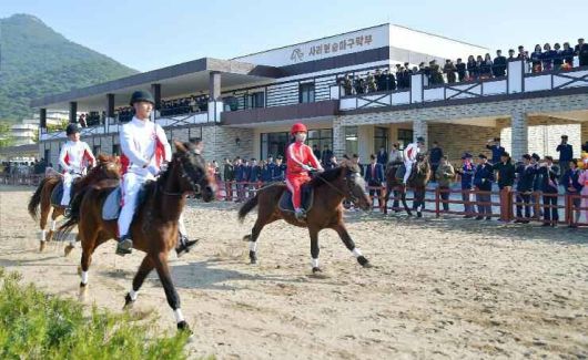 북한 노동당 기관지 노동신문은 29일 사리원승마구락부(클럽) 준공식이 전날 진행됐다고 보도했다. 신문은 승마 지식 보급실과 승마주로, 기초 훈련장 등이 갖춰졌다고 전했다.