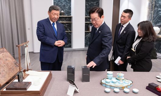 中에 받은 선물 설명듣는 李 이재명 대통령이 1일 경북 소노캄 경주 그랜드볼룸에서 시진핑 중국 국가주석(왼쪽)이 선물한 샤오미 스마트폰과 문방사우에 대한 설명을 듣고 있다. 대통령실 제공