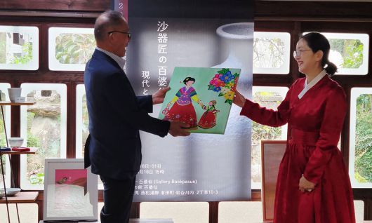 지난달 18일 일본 사가현 아리타 갤러리백파선(Gallery百婆仙)에서 열린 한일국교정상화 60주년 기념 ‘2025, 사기장 백파선 현대와 만나다’ 개막식에서 백파선역사문화아카데미 이혜경(오른쪽) 대표가 갤러리백파선 구보타 히토시 관장과 기념촬영을 하고 있다.
