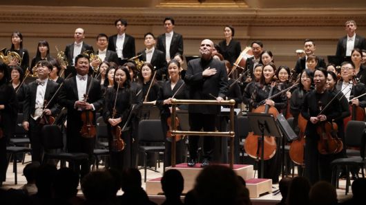 서울시향과 음악감독 얍 판 츠베덴이 27일 미국 뉴욕 카네기홀 연주를 마친 후 관객에게 인사하고 있다. 서울시향 제공