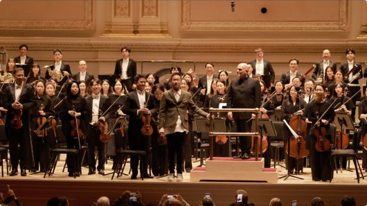 27일 미국 뉴욕 카네기홀에서 서울시향이 작곡가 정재일의 ‘인페르노’를 미국 초연한 후 정재일이 무대에 올라 갈채를 보내는 관객을 바라보고 있다. 서울시향 제공